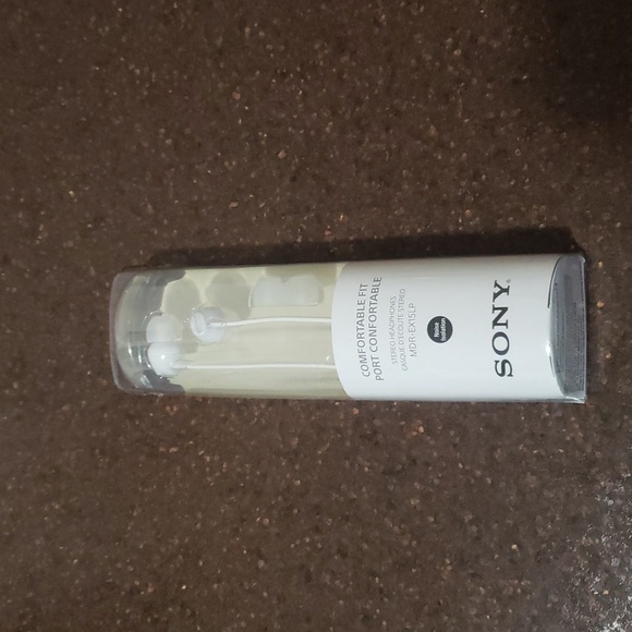 SONY Comfortable Fit Port Stereo Headphones Earbuds Noise Isolation.  White. - Picture 1 of 3